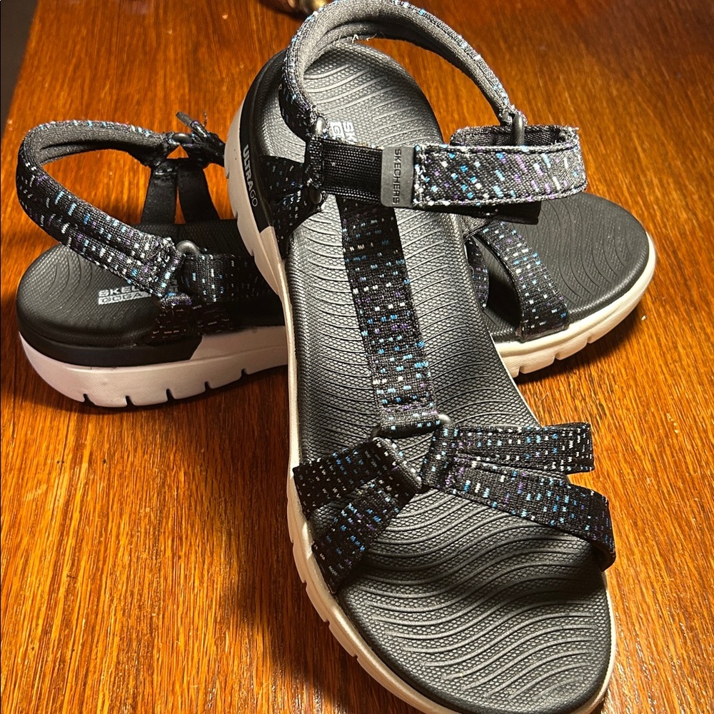 Skechers  Stargazer Black Multi Print on the Go Strappy GoGo Mat Sandal. Size 9